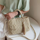 Bolsa de palha moda praia com alça transversal.