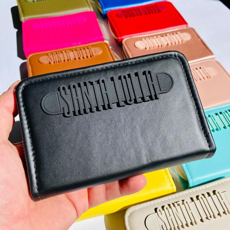 Carteira Feminina em couro premium com porta cartões cédulas documentos e porta moedas com ziper.