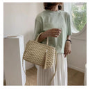 Bolsa de palha moda praia com alça transversal.