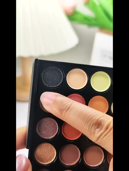 Paleta de Sombras com 40 Cores - Acabamento Matte e Shimmer, Alta Pigmentação, Efeito Esfumado e Longa Duração.